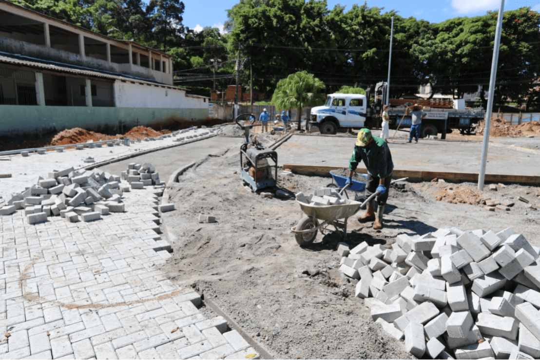 Obras: Revitalização de praças e campos de areia em todo município