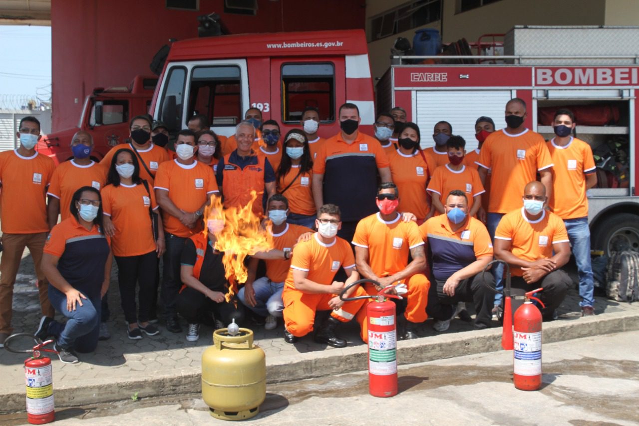Voluntários fazem treinamento de combate a incêndios no município