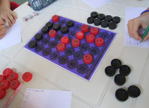 Jogos matemáticos com materiais recicláveis são produzidos por estudantes de Cariacica