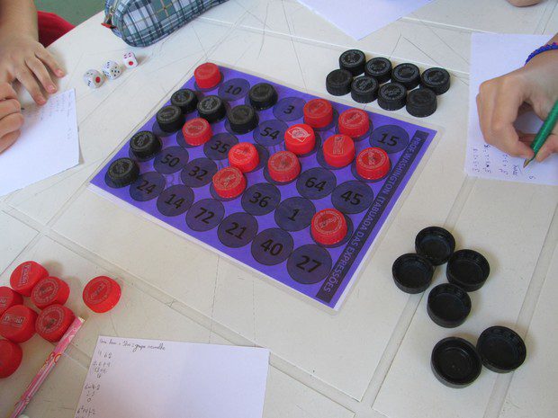 Jogos matemáticos com materiais recicláveis são produzidos por estudantes de Cariacica