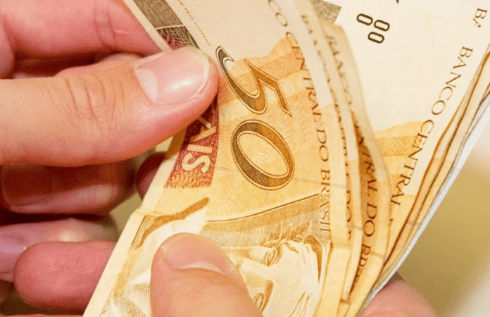 Primeira parcela do 13º salário será paga até o fim do mês, saiba como é feito o cálculo