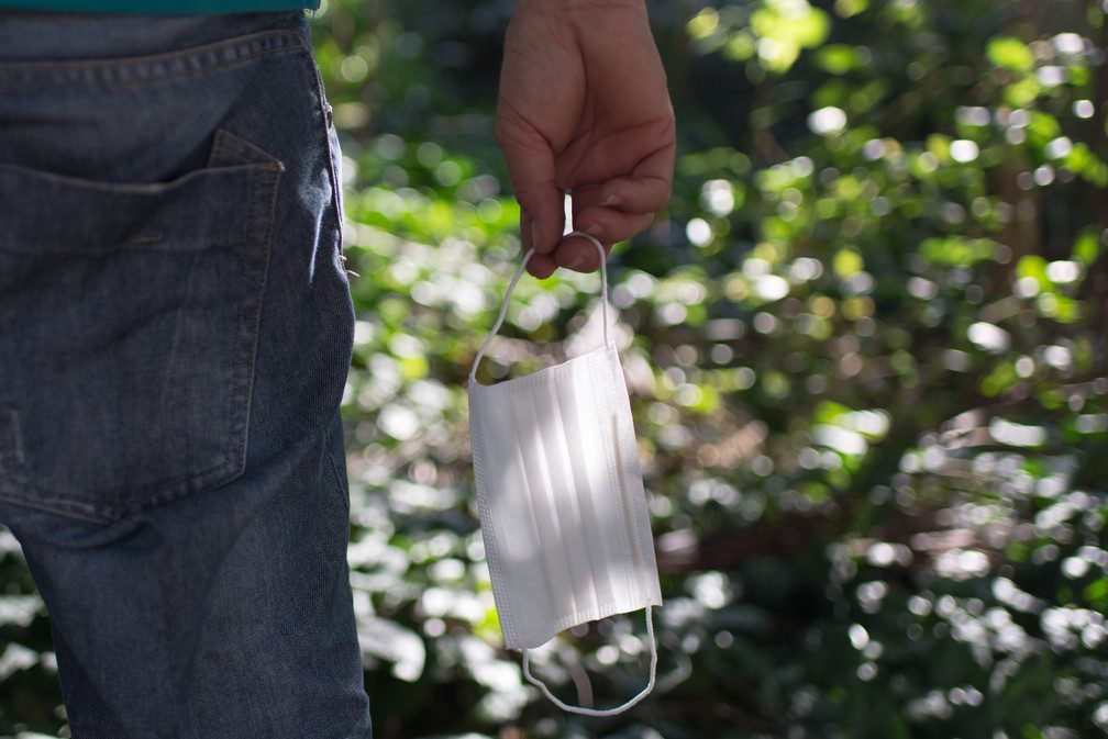 Uso de máscaras ainda é recomendado em locais fechados