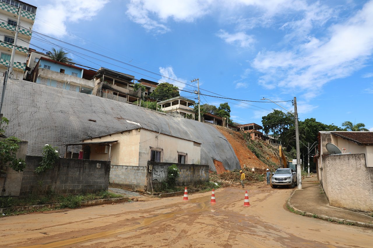 Proteção contra deslizamentos está sendo instalada no bairro Vale Esperança em Cariacica