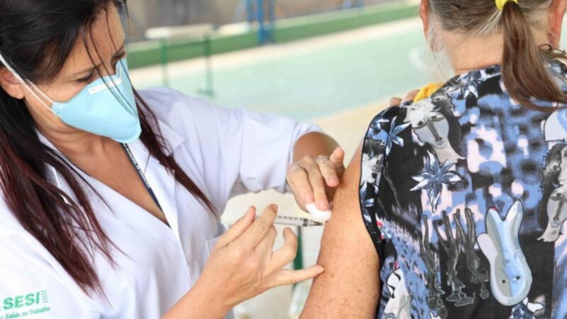 A partir de segunda-feira (6) pessoas com 60 anos ou mais já podem se imunizar com a vacina bivalente