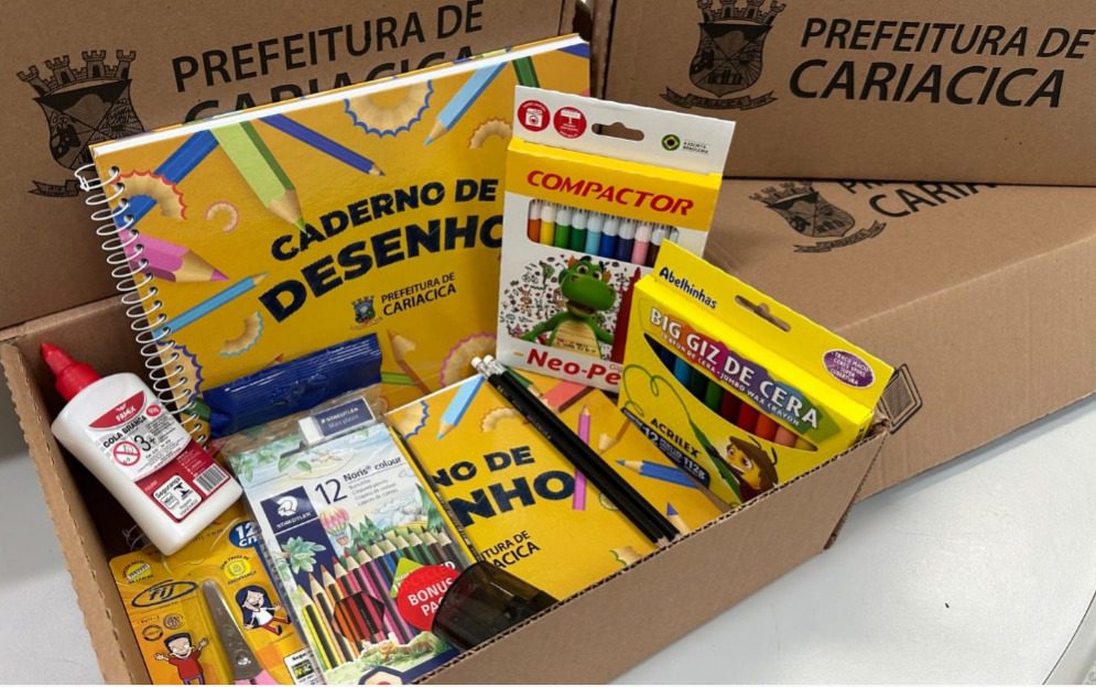Estudantes da rede municipal recebem kits de material escolar entregues pela Secretaria de Educação