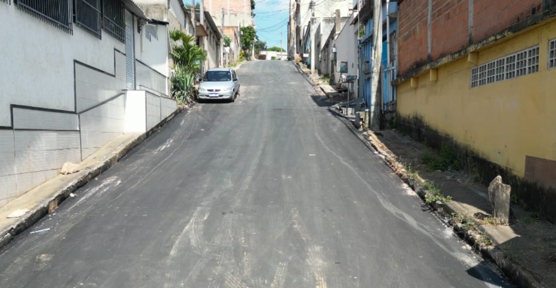 Secretaria de Serviços realiza pavimentação de cinco ruas em Santa Bárbara