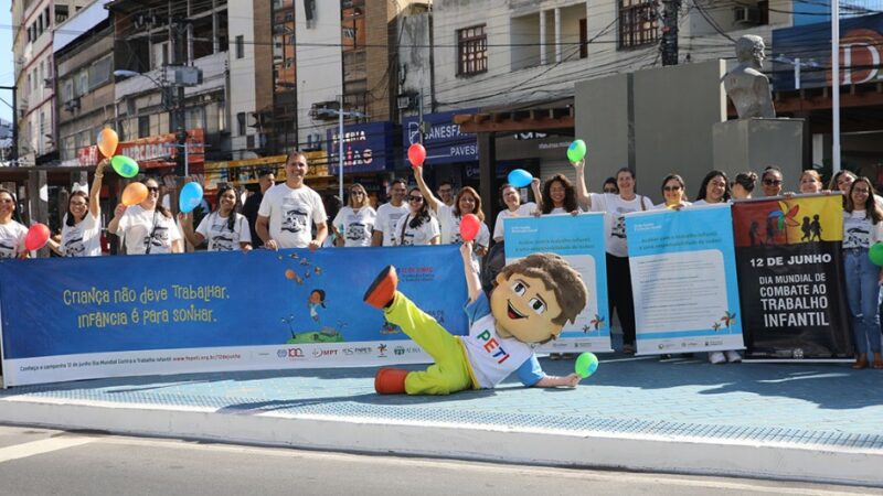 Secretaria de Assistência Social realiza ação contra o trabalho infantil na Praça de Campo Grande