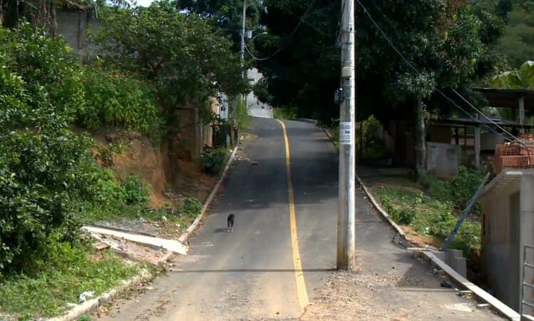 Mais uma vez: Poste no Meio da Rua Irrita Residentes em Viana