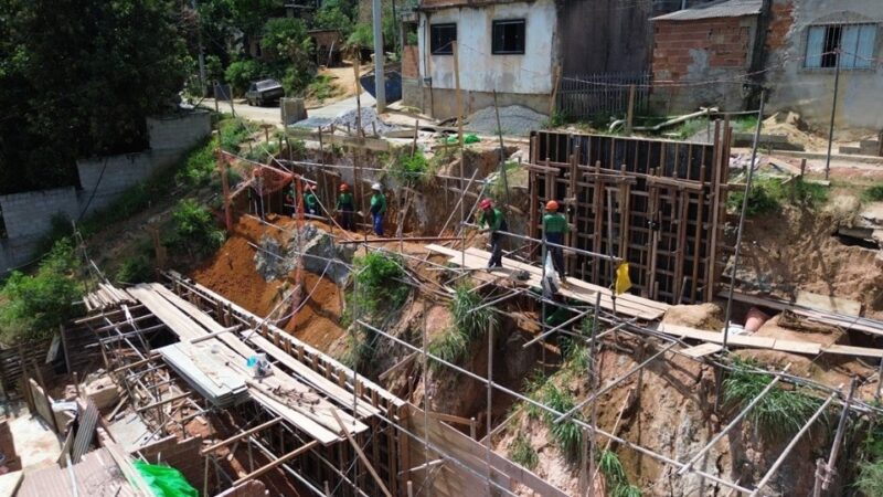 Secretaria de Obras prossegue com a edificação do muro de contenção da avenida Elói da Penha, no bairro Padre Gabriel