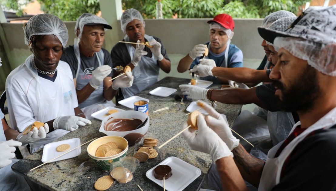 Centro Pop de Cariacica oferece oficina de doces para pessoas em situação de rua