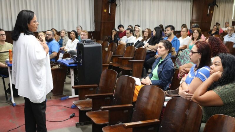 Diretores participam de reunião de planejamento escolar antes da volta às aulas