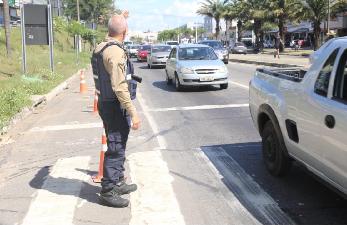 Agentes de trânsito de Cariacica atuam em interdição da Avenida Mário Gurgel para melhorar a fluidez de veículos