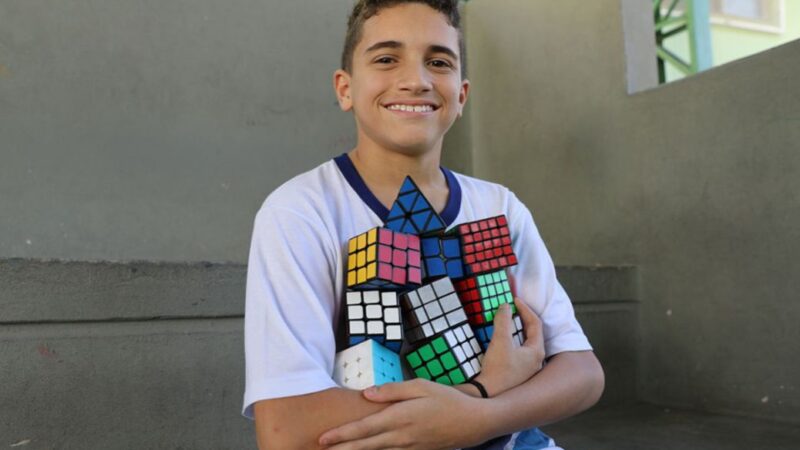 Habilidoso no cubo mágico, ele resolve o enigma em apenas 46 segundos