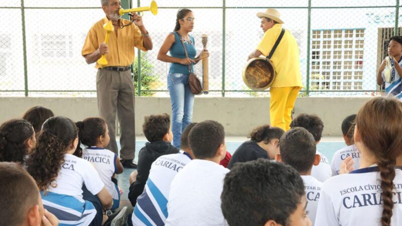 Produtora cultural com deficiência visual apresenta projeto de congo na escola de Cariacica