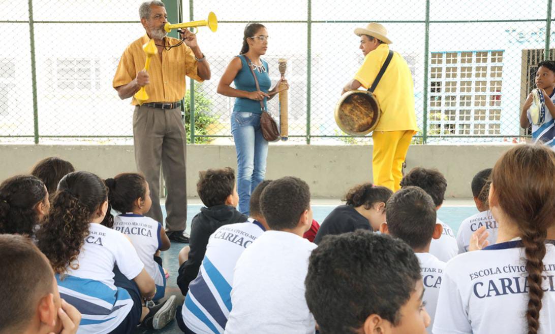 Produtora cultural com deficiência visual apresenta projeto de congo na escola de Cariacica