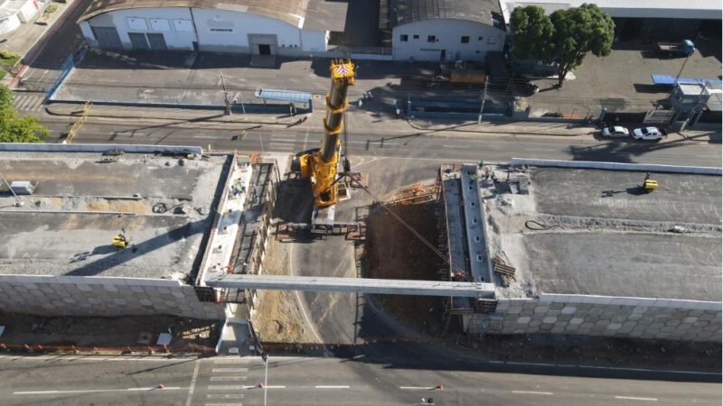 Viaduto em construção: vigas começam a ser içadas, e avenida segue interditada