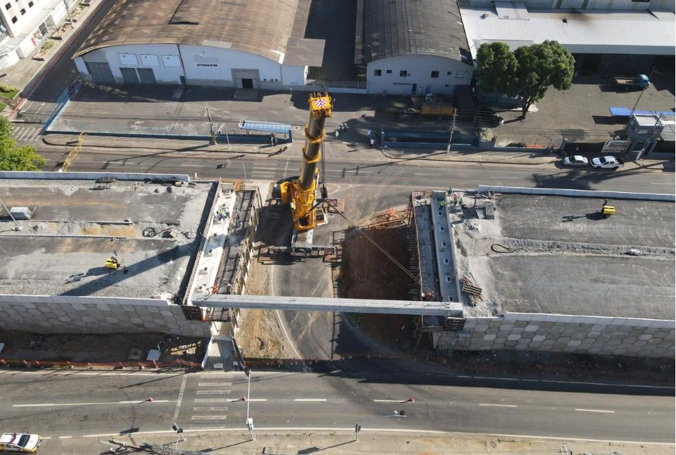 Viaduto em construção: vigas começam a ser içadas, e avenida segue interditada