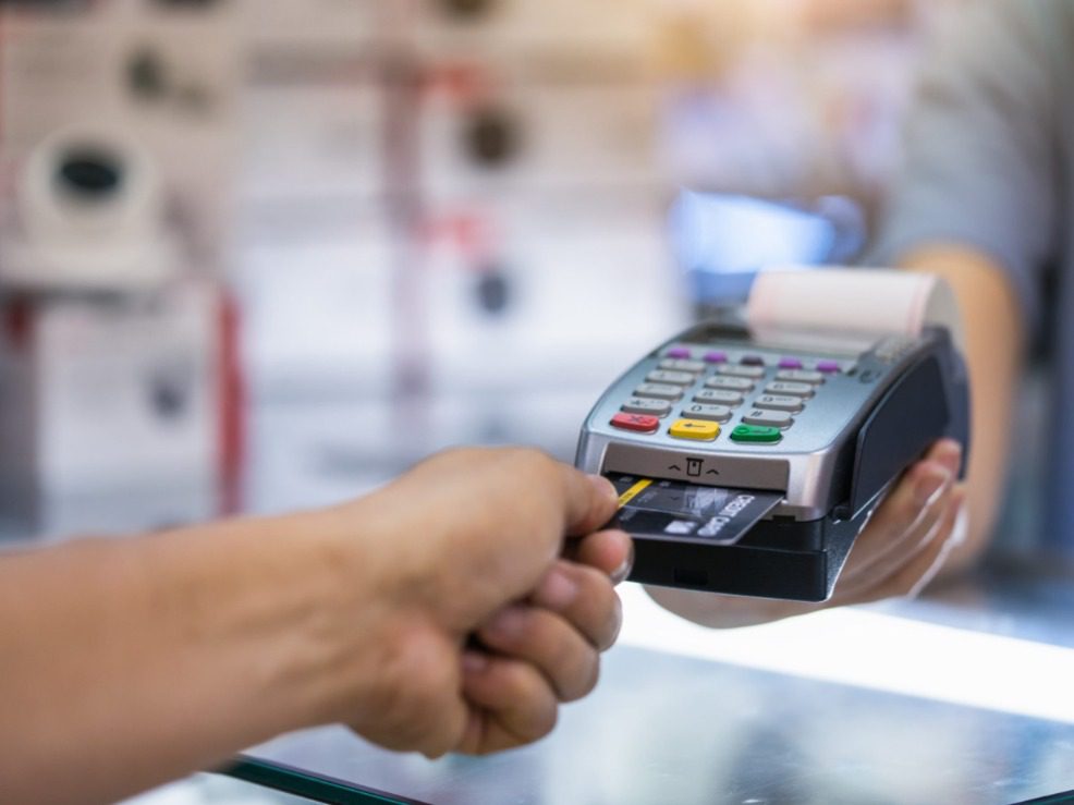 Procon de Cariacica orienta consumidores sobre os riscos do cartão de crédito