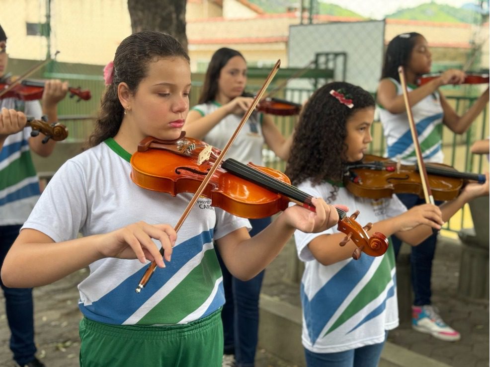 Violino é destaque nas aulas de programa cultural em escolas de Cariacica