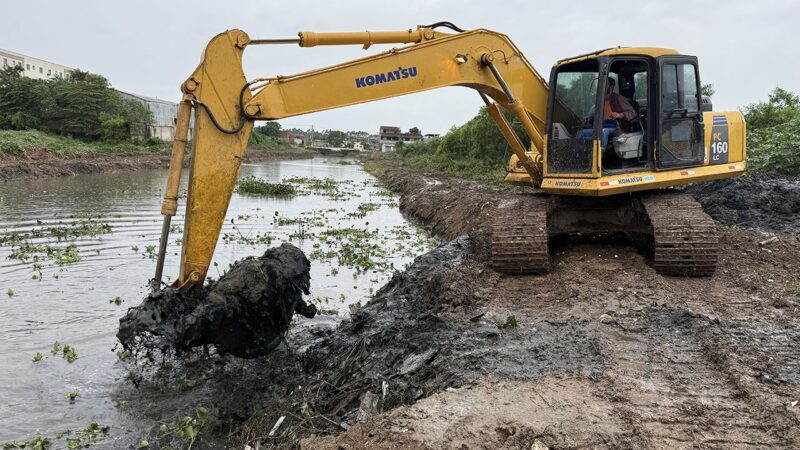 Secretaria de Serviços intensifica limpeza de canais e redes de drenagem no município