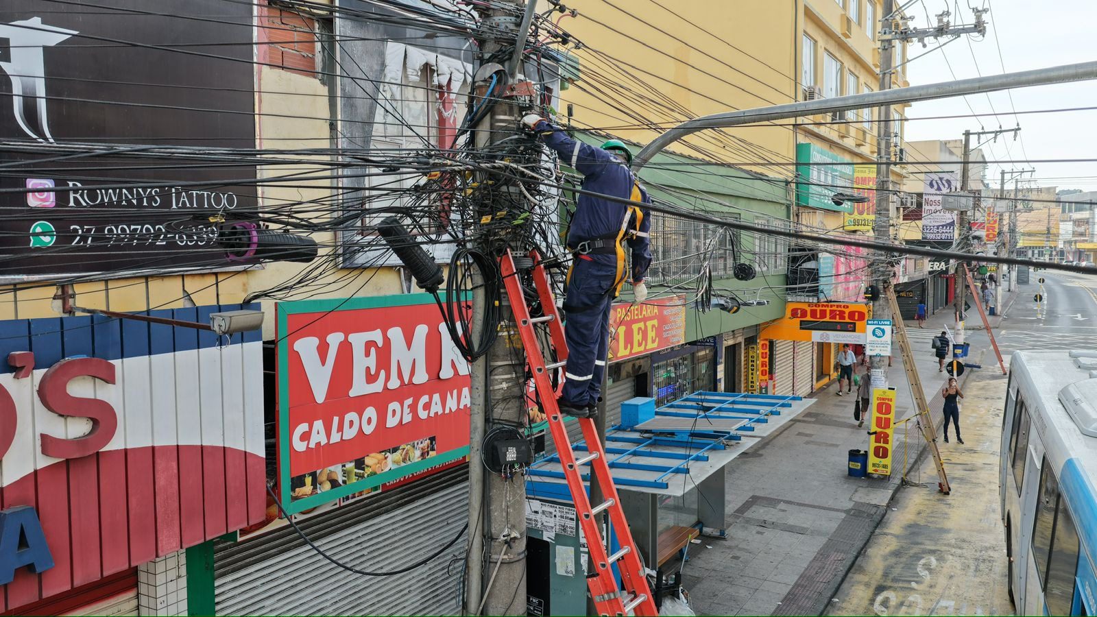 Continuidade do mutirão de limpeza de fios chega à Avenida Expedito Garcia