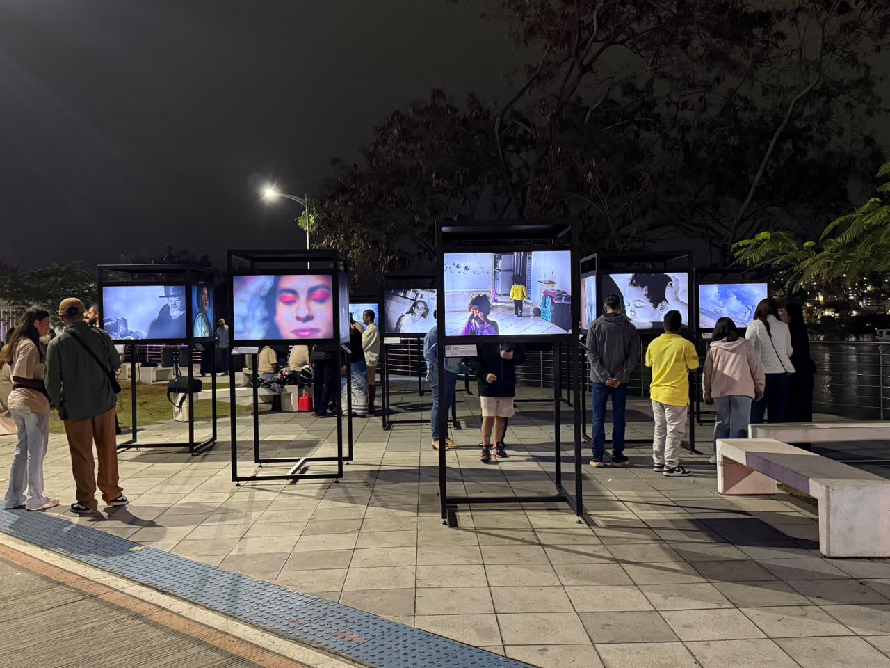 Obras de fotógrafos cegos são destaque em exposição inédita na Orla de Cariacica