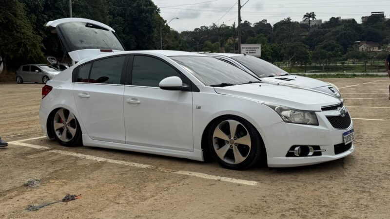 Encontro reúne apaixonados por som automotivo e carros rebaixados no Parque O Cravo e a Rosa