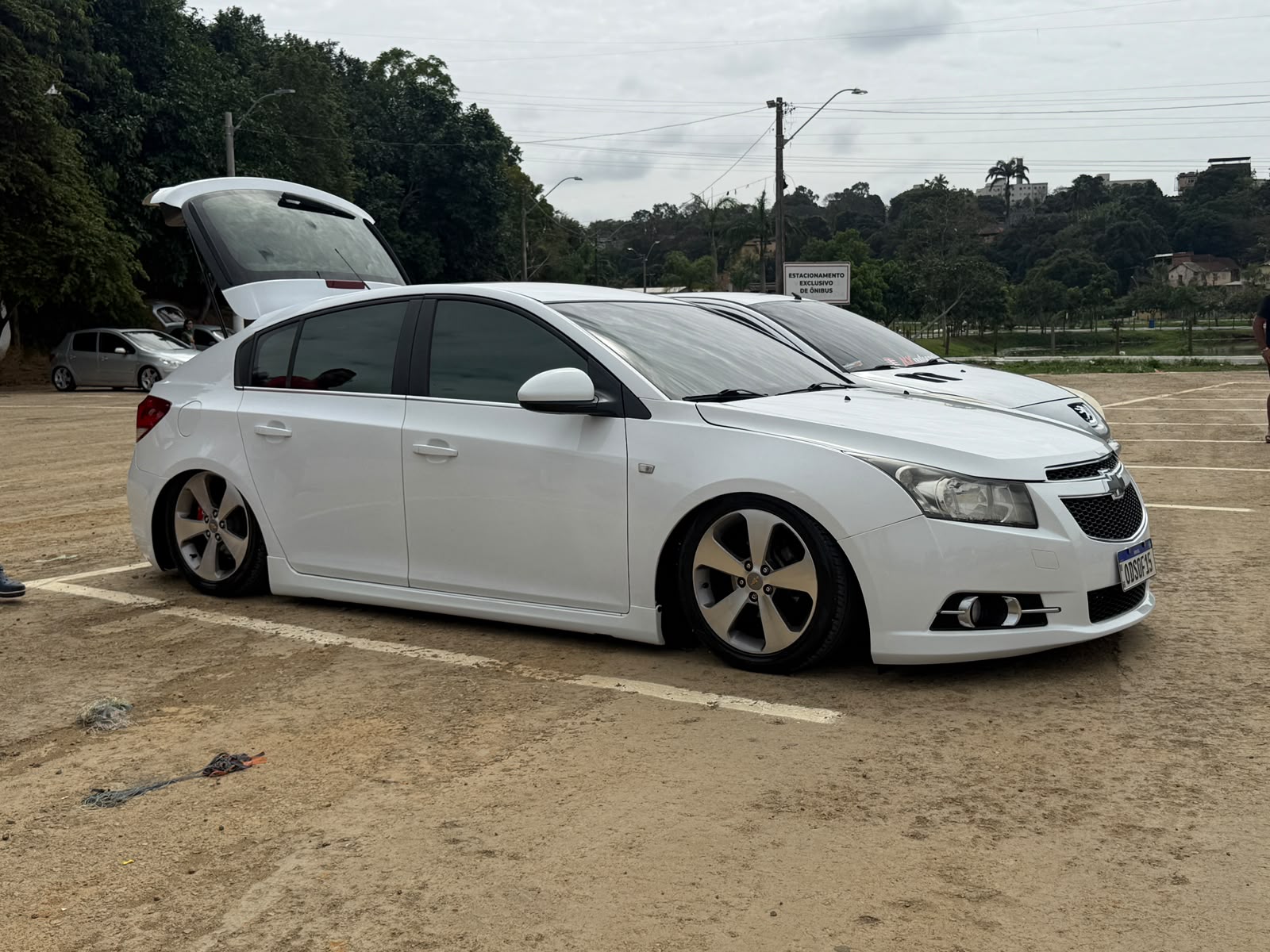 Encontro reúne apaixonados por som automotivo e carros rebaixados no Parque O Cravo e a Rosa