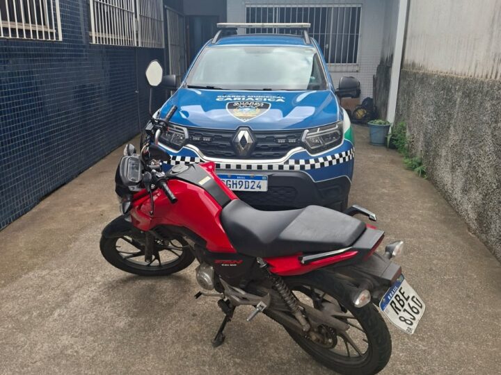 Perseguição termina com moto roubada recuperada e dois suspeitos detidos