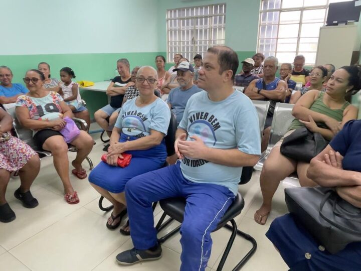Palestra na UBS Jardim Botânico orienta idosos sobre os riscos da automedicação