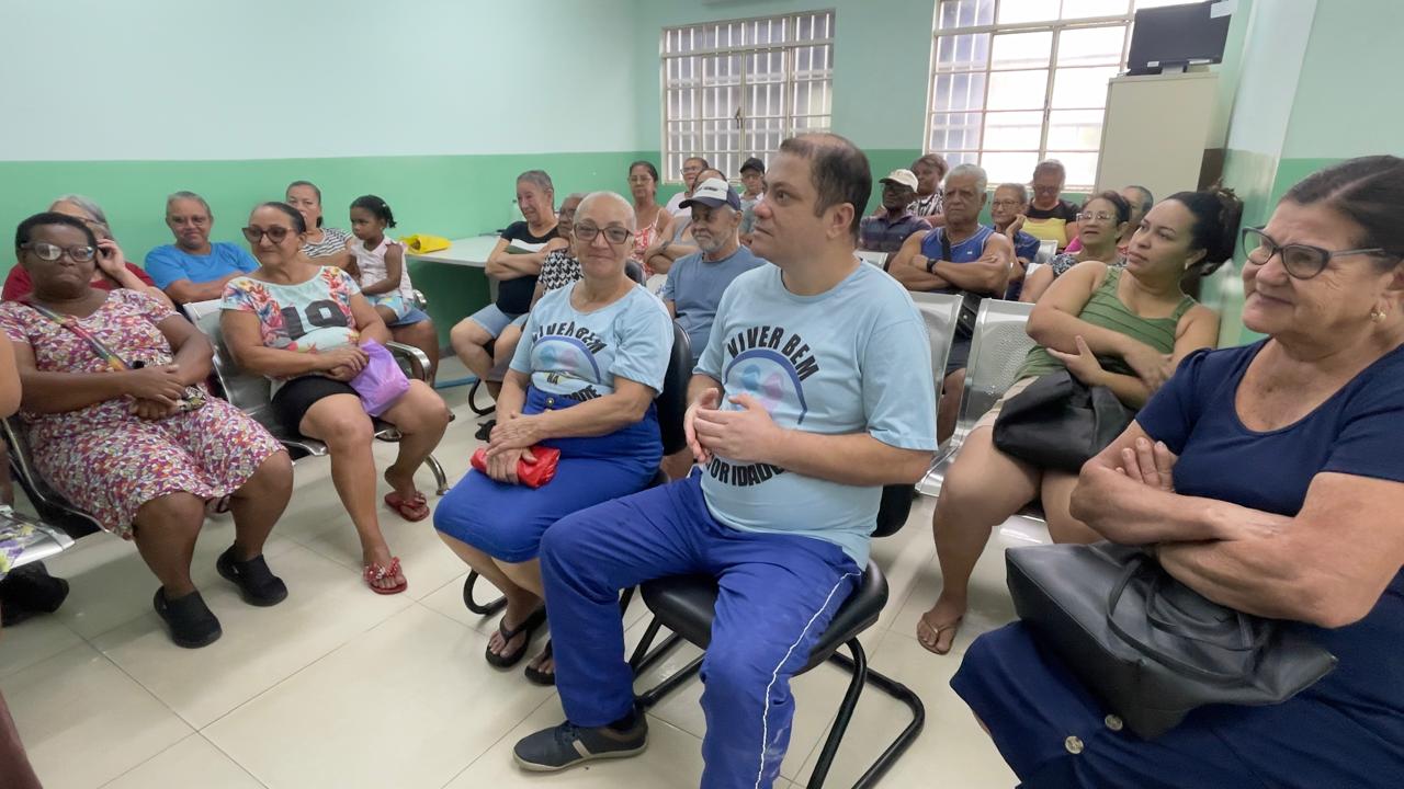 Palestra na UBS Jardim Botânico orienta idosos sobre os riscos da automedicação