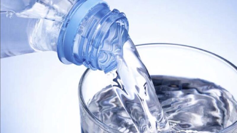 Calor intenso exige atenção: Saúde reforça orientação para beber água e se hidratar