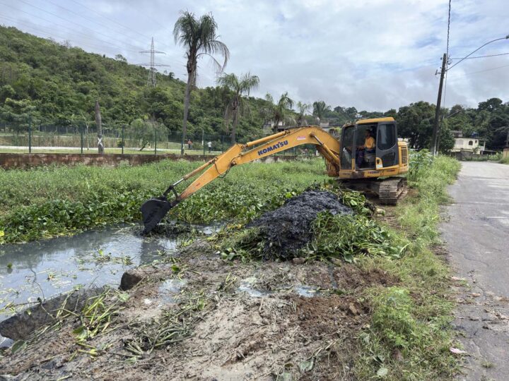 Limpeza mecanizada reforça manutenção de canais em Porto de Cariacica e Itacibá