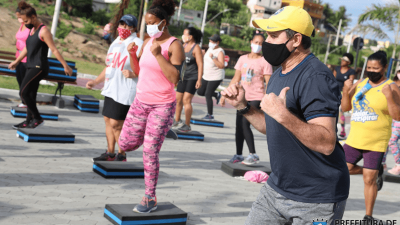 Aulas de alongamento e step agitam as manhãs na orla de Porto de Santana