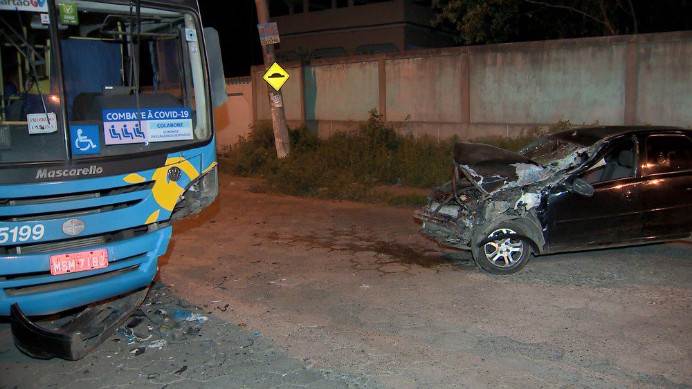 Motorista fica ferido em acidente entre carro e ônibus em Cariacica, ES