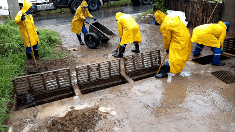 Ação é realizada para desobstruir grades para escoamento de água e esgoto em período de chuva