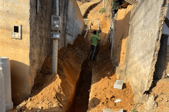 Secretaria de obras realiza construção de três escadarias no bairro Flexal II