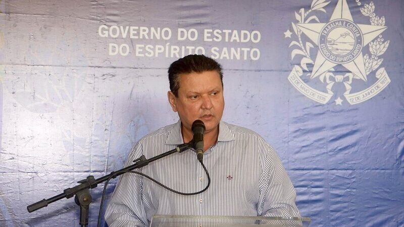 Governo do ES: Prefeito de Cariacica participa de evento para distribuição de cadernos pedagógicos de alfabetização