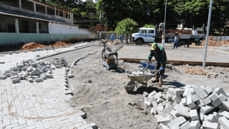 Obras: Revitalização de praças e campos de areia em todo município