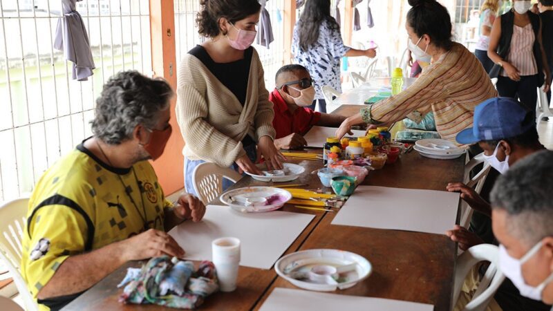 Oficina de artes é ferramenta de transformação para pessoas em situação de rua em programa Vida Nova