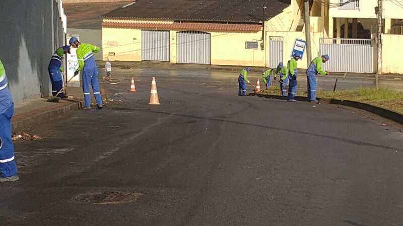 Fim de semana com equipes de limpeza nas ruas de Cariacica