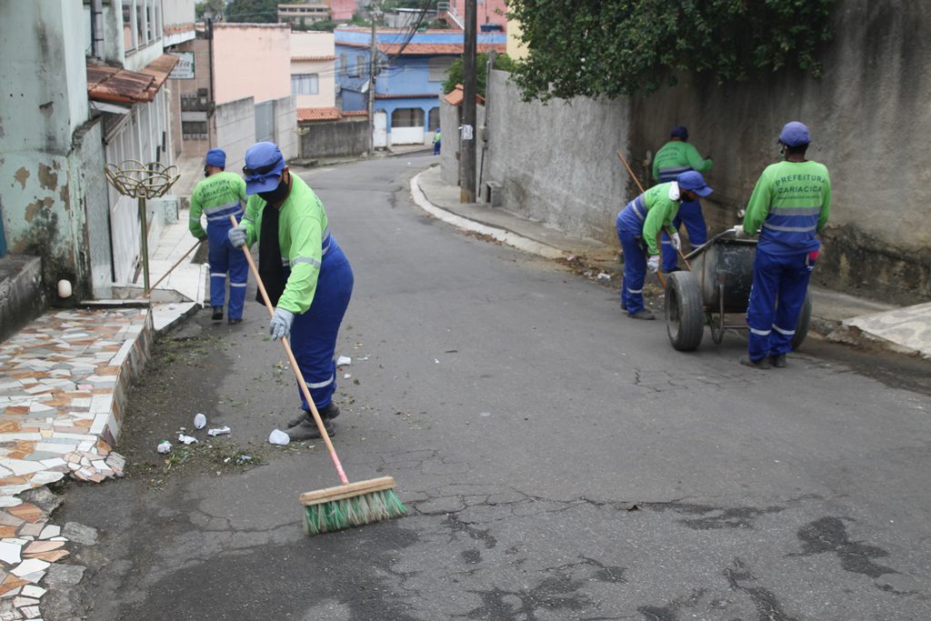 Equipes realizam ação de limpeza em bairros do município
