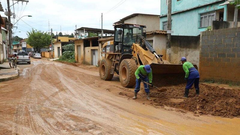 Equipes da prefeitura estão nas ruas para diminuir impactos causados pelas fortes chuvas