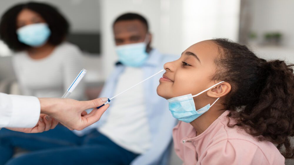 Teste de covid-19 deve ser feito em crianças com sintomas gripais