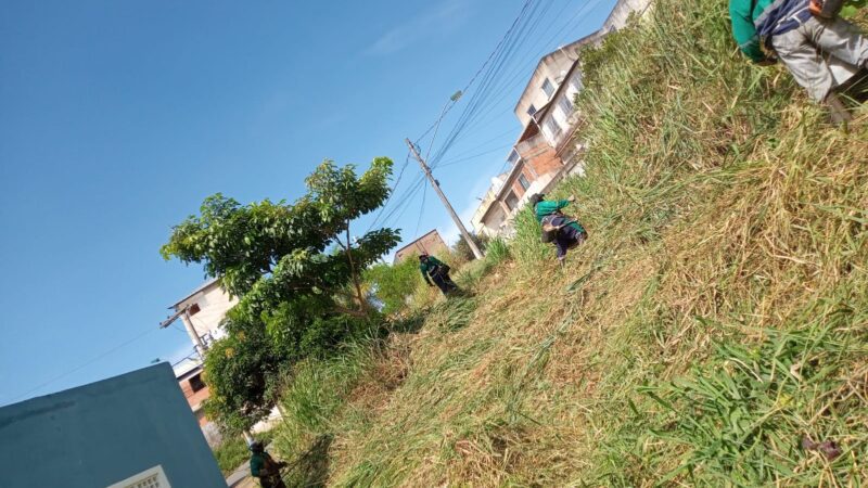 Equipes da Prefeitura de Cariacica realizam mutirão para limpeza em bairros do município