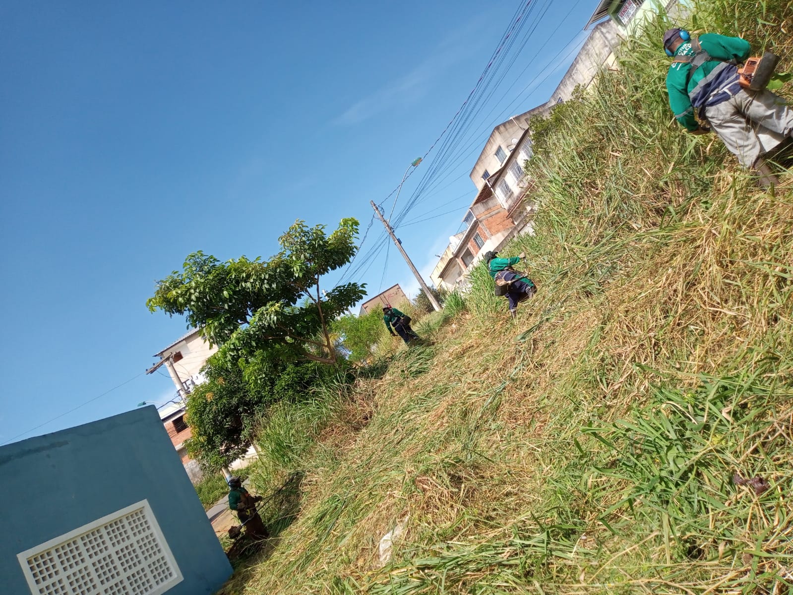 Equipes da Prefeitura de Cariacica realizam mutirão para limpeza em bairros do município