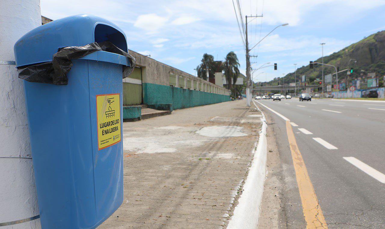 Prefeitura instala papeleiras em pontos da BR-262