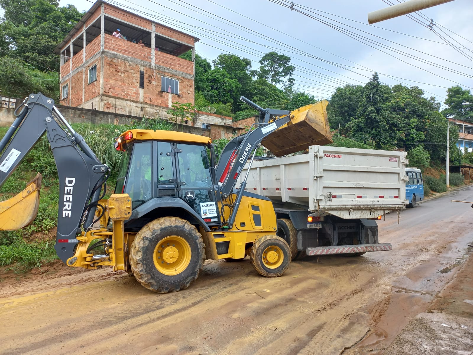 Mais de 200 trabalhadores fazem a limpeza da cidade após chuva forte
