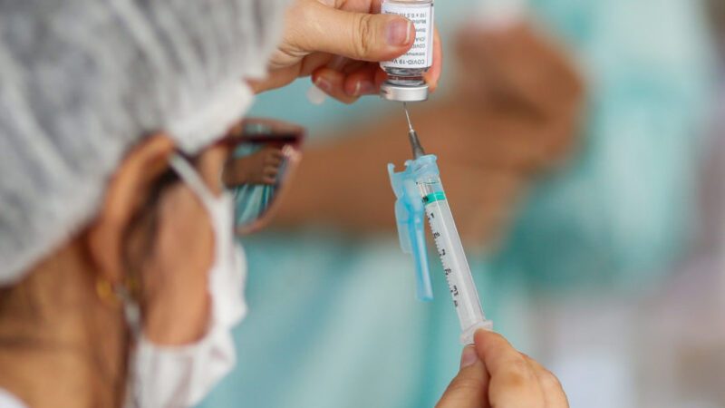 Vacinação todos os dias contra gripe e covid-19 em shopping de Cariacica