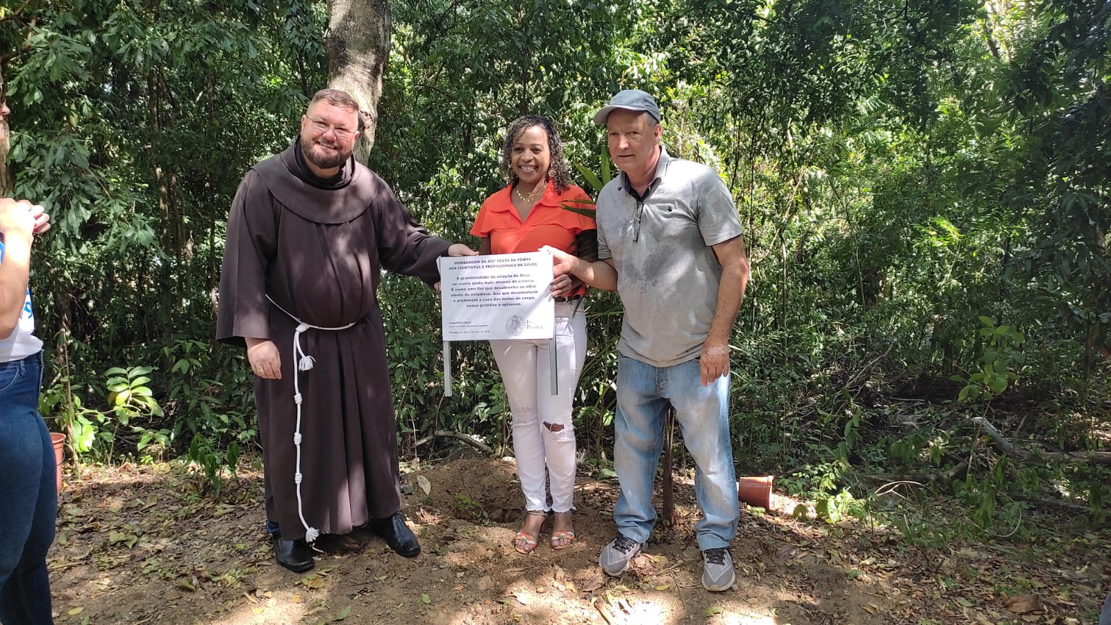 Festa da Penha: profissionais de saúde são representados por vacinadora